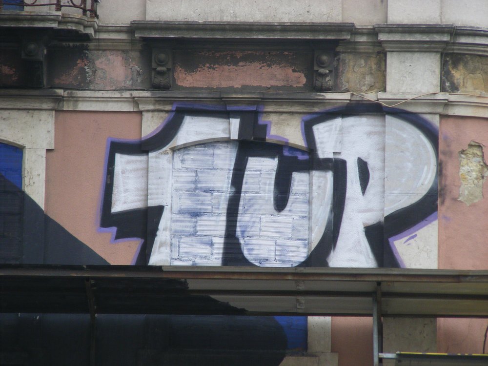 Graffiti Bombing - Photo by Marieundjana - 1up