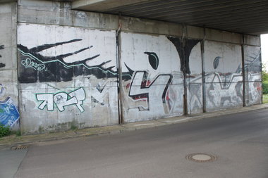 Graffiti Bombing - Photo by Marieundjana - oo