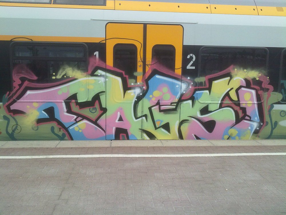 Graffiti Train - Photo by Marieundjana - tagsi