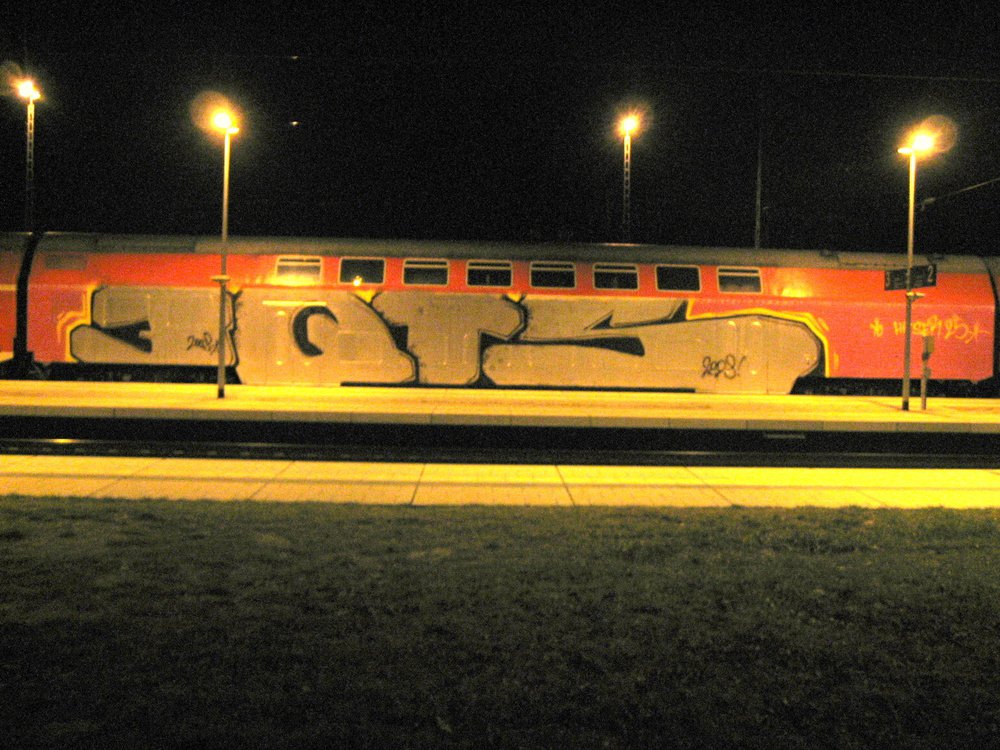 Graffiti Train - Photo by Marieundjana - eqt