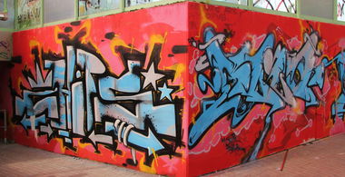 Graffiti Wall - Photo by Marieundjana - chips, sliq