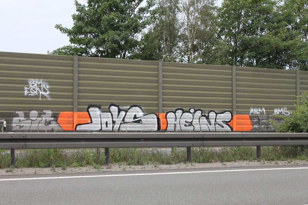 Graffiti Bombing - Photo by Marieundjana - joys, heins