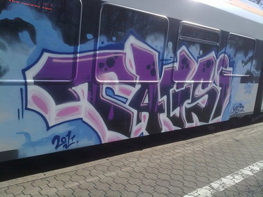 Graffiti Train - Photo by Marieundjana - tagsi
