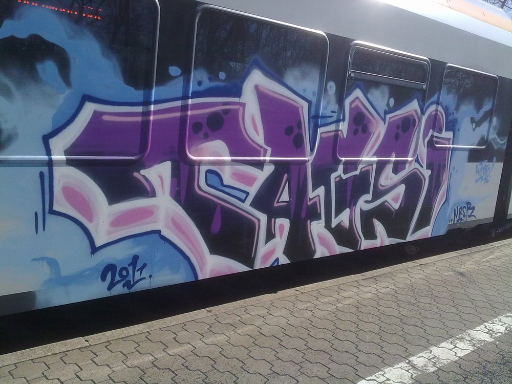 Graffiti Train - Photo by Marieundjana - tagsi