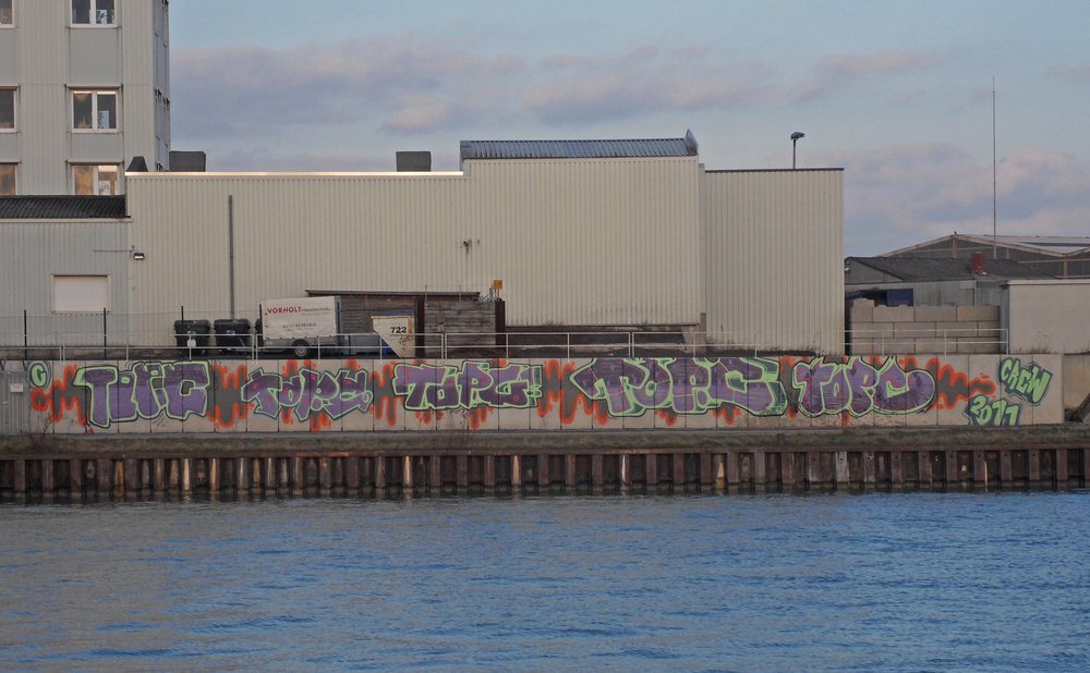 Graffiti Bombing - Photo by Marieundjana - topc