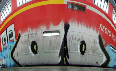 Graffiti Train - Photo by Marieundjana - oo