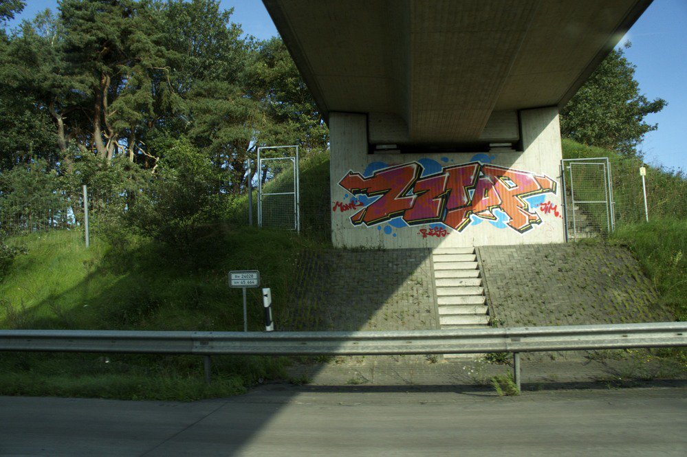 Graffiti Bombing - Photo by Marieundjana - zztop