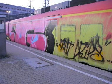 Graffiti Train - Photo by Marieundjana - org