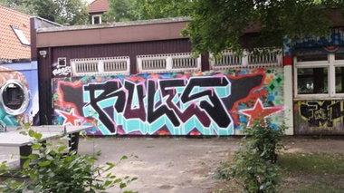 Graffiti Wall in Hamburg - Photo by Maybach - rules (2013)