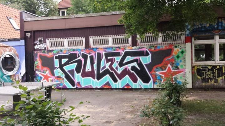 Graffiti Wall in Hamburg - Photo by Maybach - rules (2013)