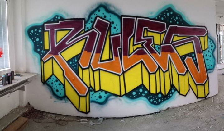 Graffiti Wall in Hamburg - Photo by Maybach - rules (2013)