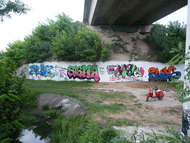 Graffiti Wall - Photo by Melamaskeri129 - wlb, dese, sisma (2013)