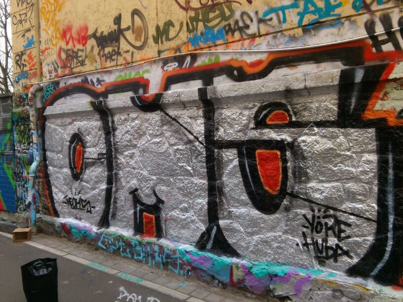 Graffiti Wall - Photo by MeraOne - oms, huba, mera (2014)