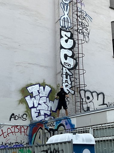 Graffiti Bombing - Photo by MezaEC - Budapest, Rooftop, Bombing (2023)