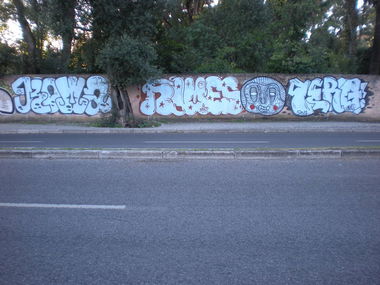 Graffiti Bombing in Lissabon - Photo by MigMig