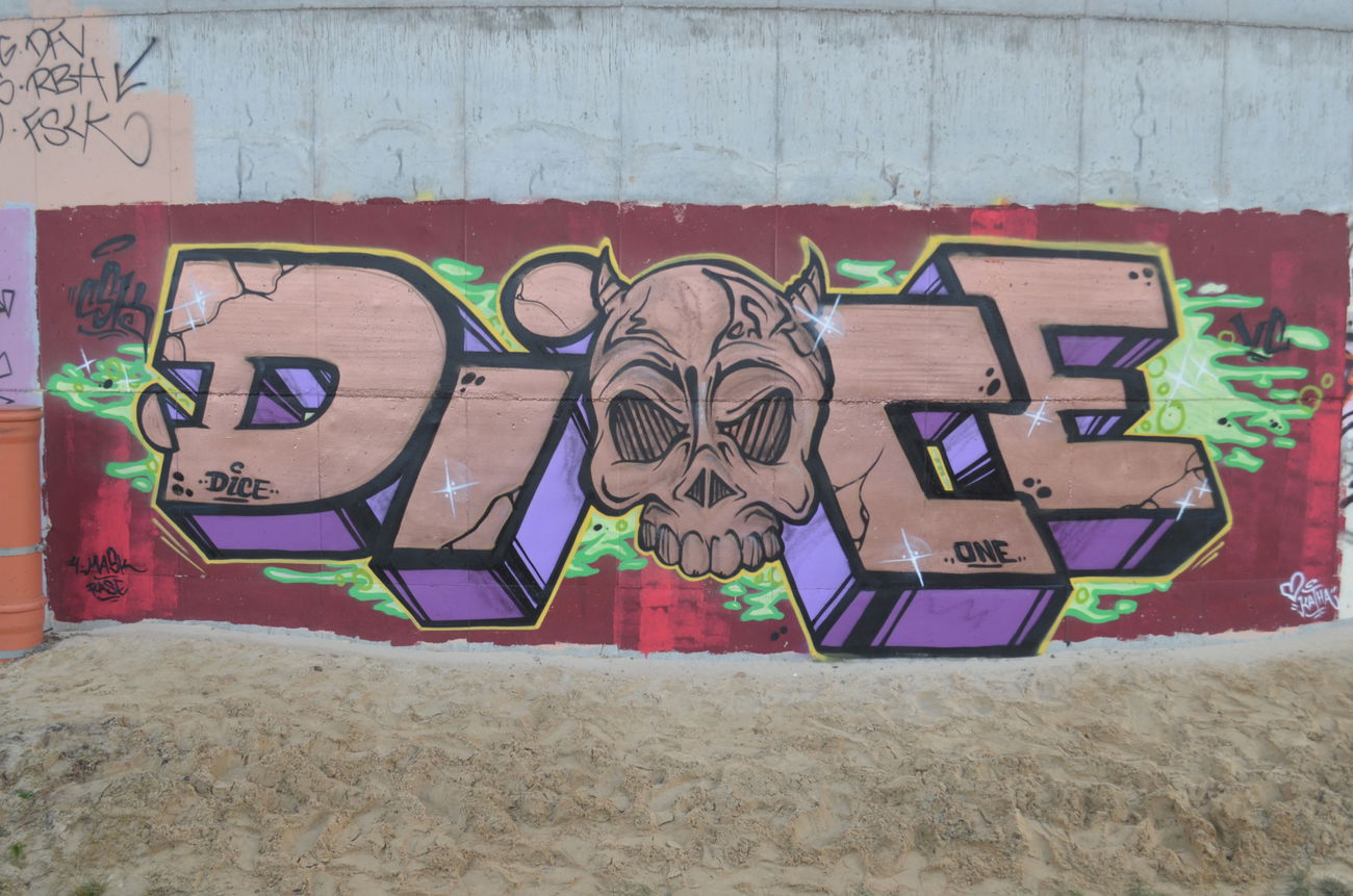 Graffiti Wall in Celle - Photo by MisterDiceOne - Dice, skull, block