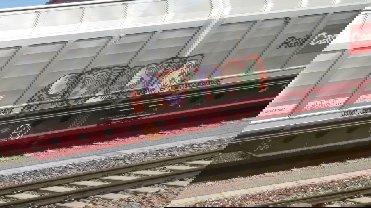 Graffiti Train in Linz - Photo by MisterSchnebshod - iloveu, iloveyou, i