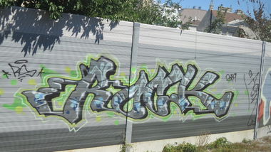 Graffiti Bombing in Vienna - Photo by MisterSchnebshod - rock, rs, bk (2009)