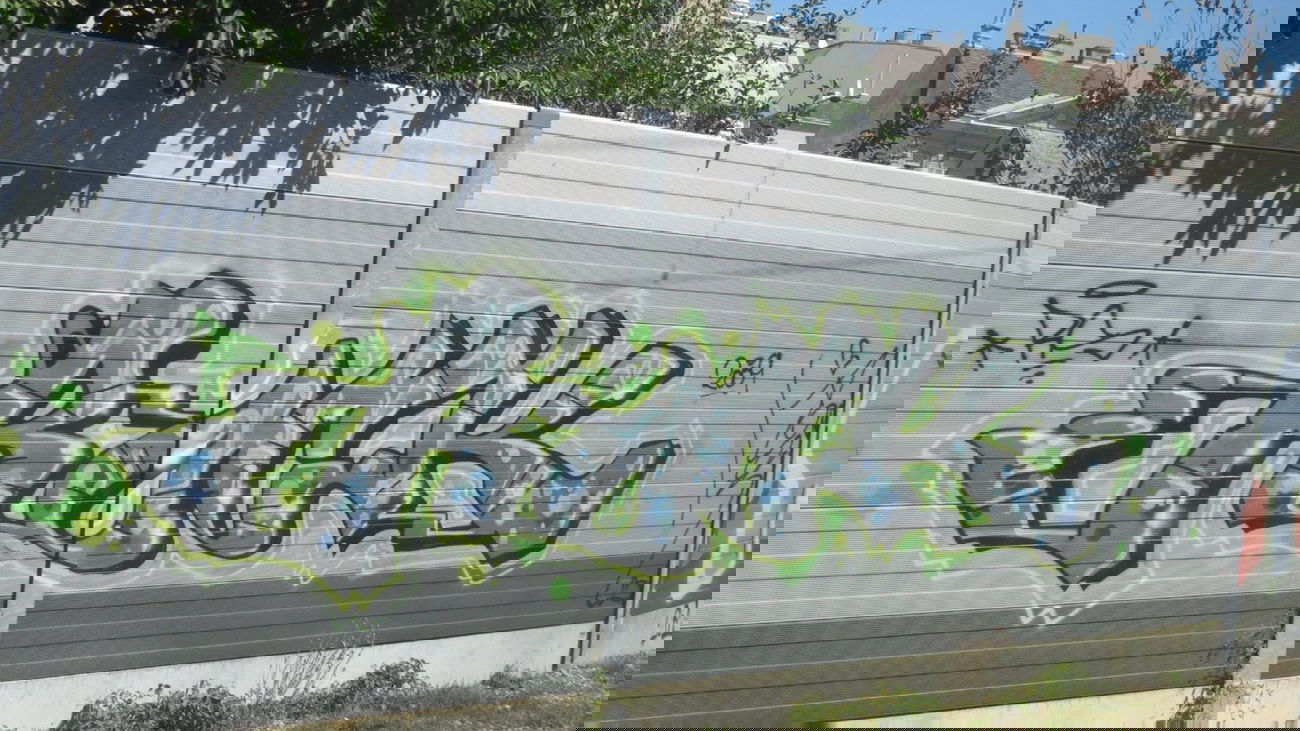 Graffiti Bombing in Vienna - Photo by MisterSchnebshod - rock, rs, bk (2009)