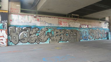 Graffiti Wall in Vienna - Photo by MisterSchnebshod - vael, väl, skeezo (2013)