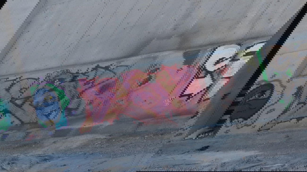 Graffiti Wall in Vienna - Photo by MisterSchnebshod - deseo, cfs