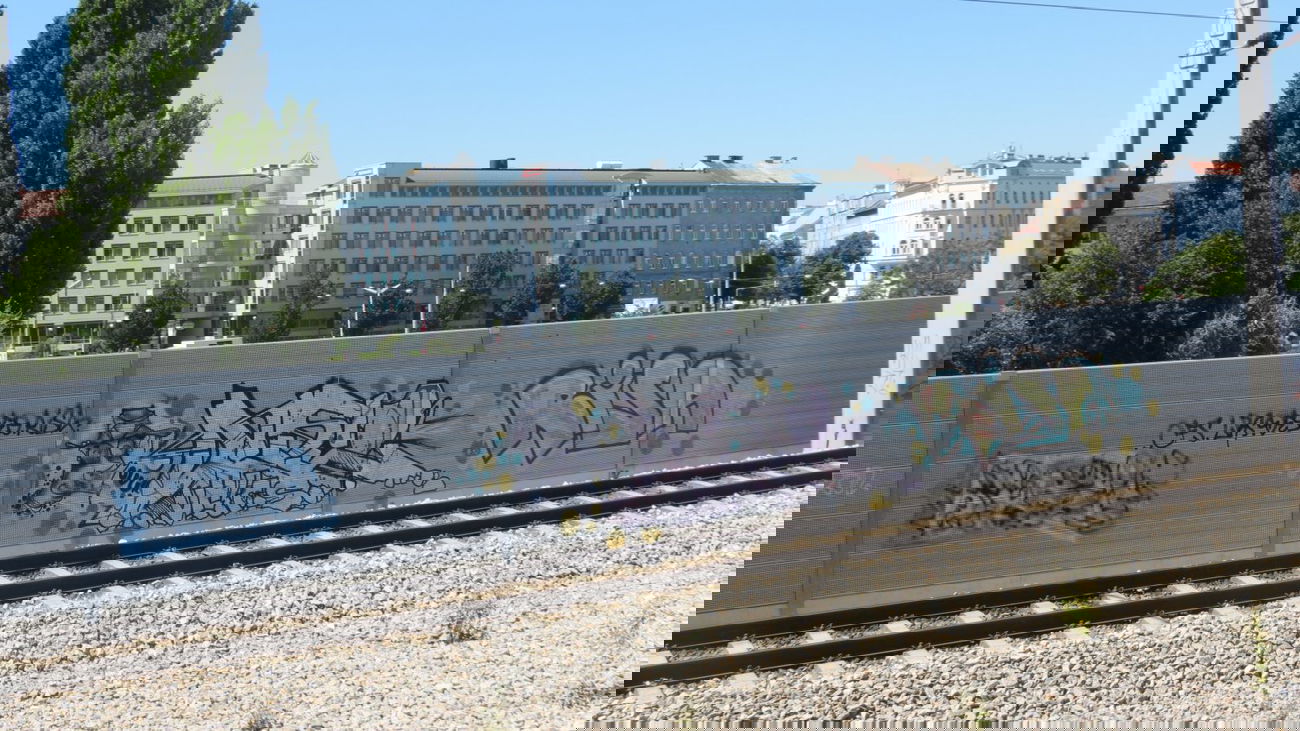 Graffiti Wall in Vienna - Photo by MisterSchnebshod - deseo, risa, cfs