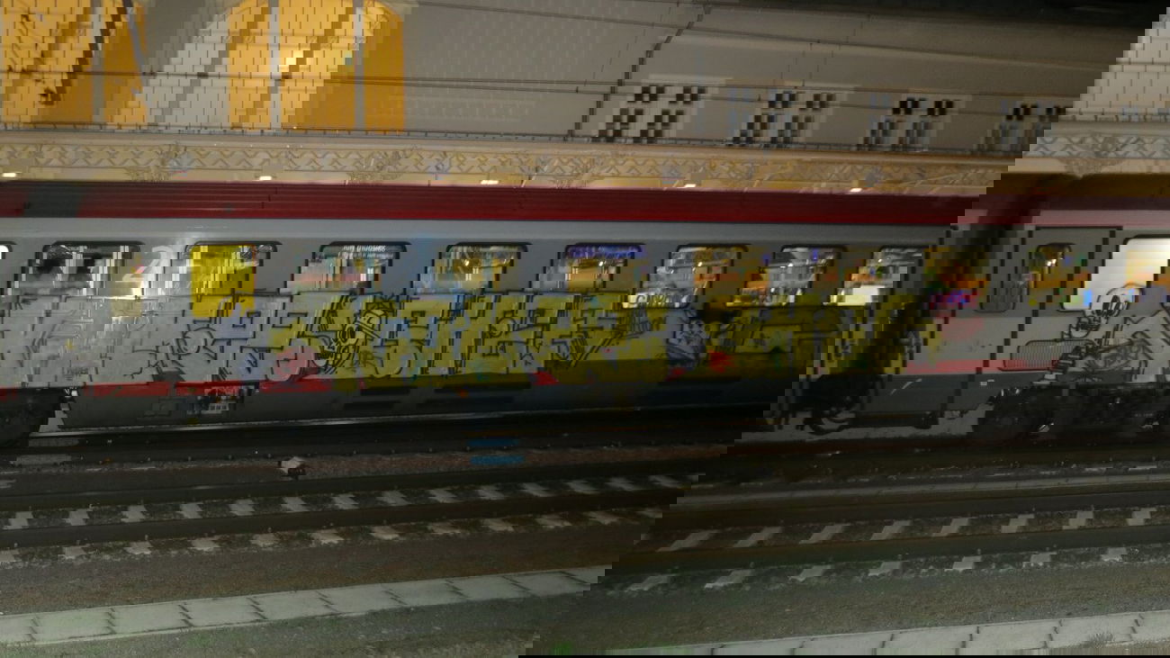 Graffiti Train in Salzburg - Photo by MisterSchnebshod - kanyee, chee, cia