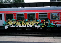 Graffiti Train in Hamburg - Photo by Mongole23 - round