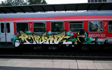 Graffiti Train in Hamburg - Photo by Mongole23 - round