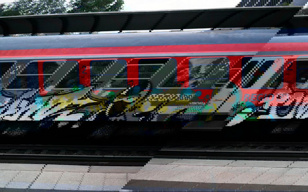 Graffiti Train in Hamburg - Photo by Mongole23 - round