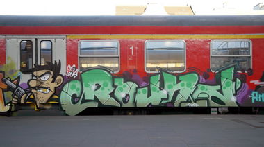 Graffiti Train in Hamburg - Photo by Mongole23 - round, one