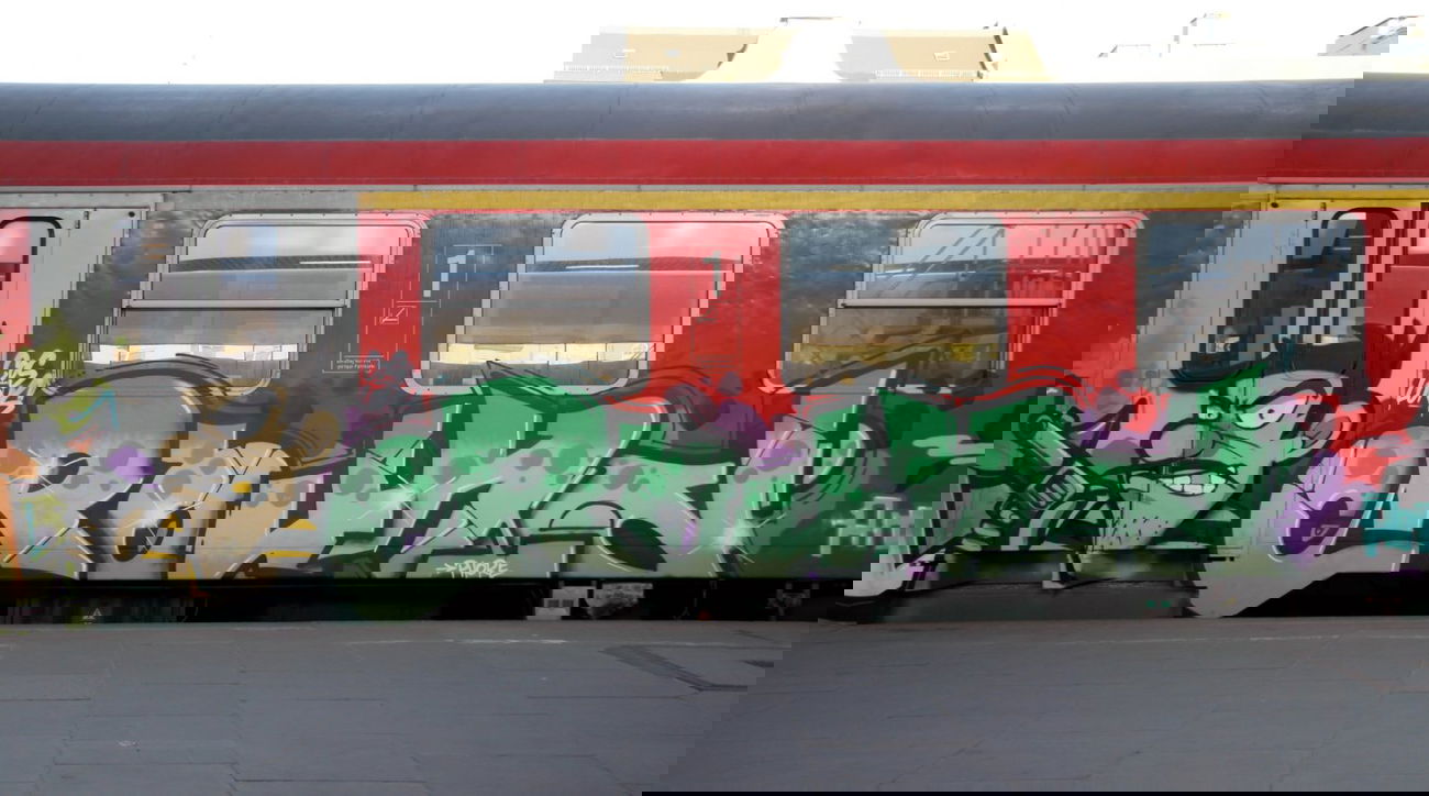 Graffiti Train in Hamburg - Photo by Mongole23 - round, one