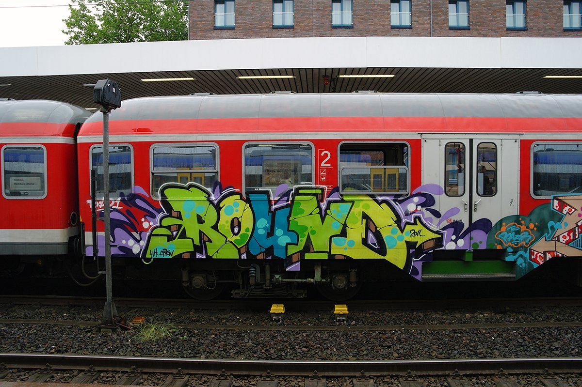 Graffiti Train - Photo by Mongole23 - round