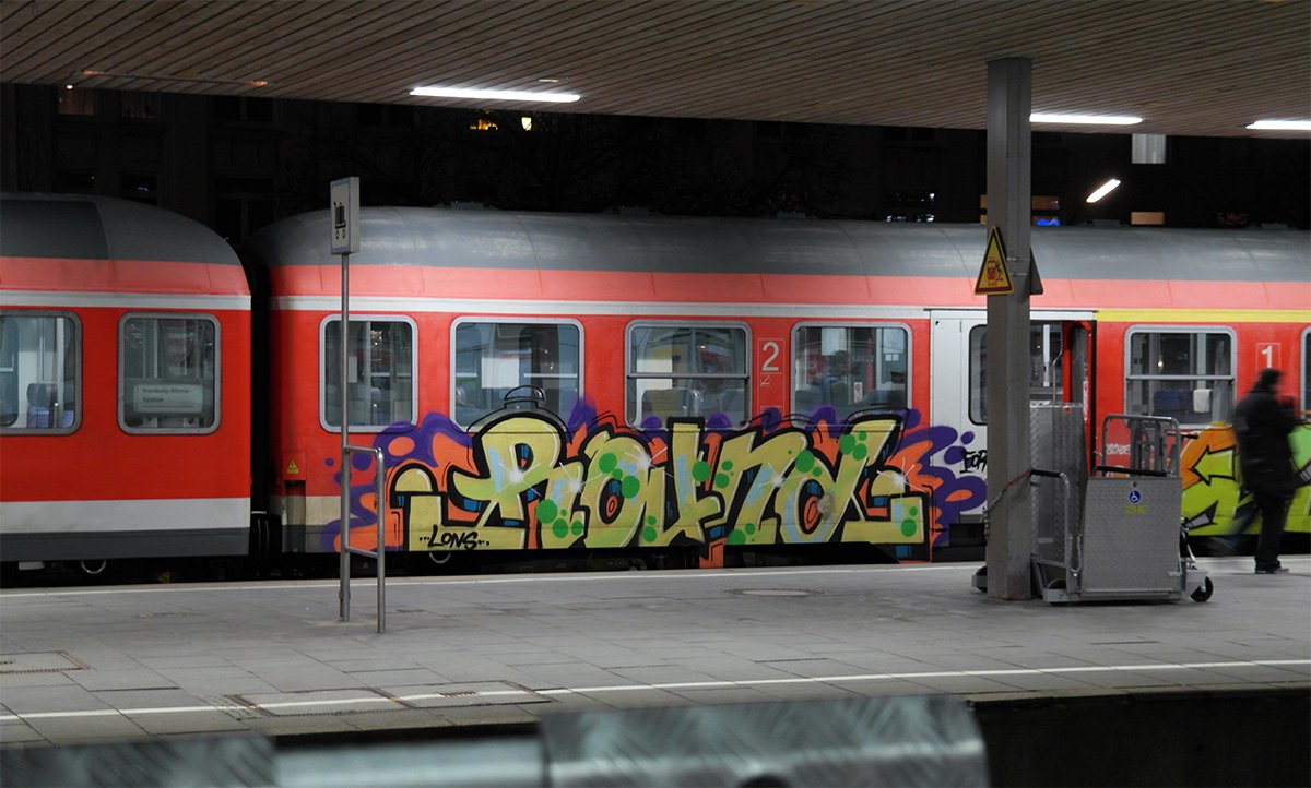 Graffiti Train in Hamburg - Photo by Mongole23 - round