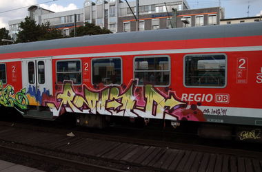 Graffiti Train in Hamburg - Photo by Mongole23 - round