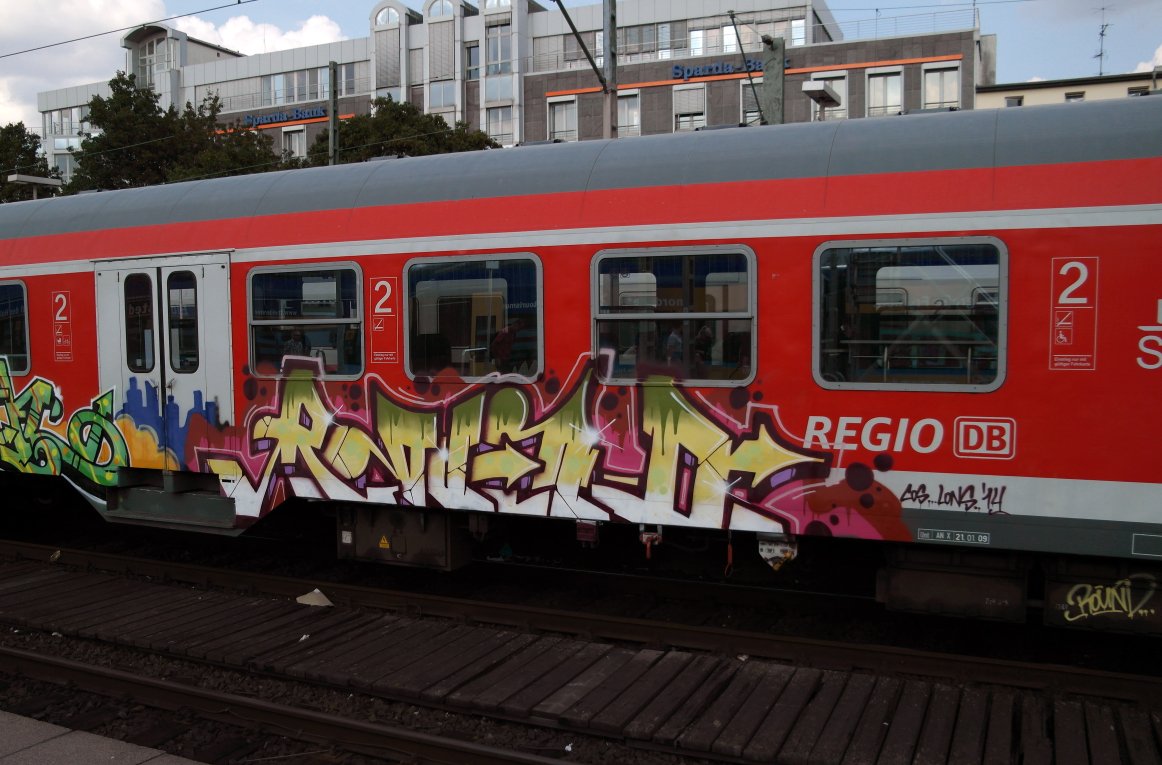Graffiti Train in Hamburg - Photo by Mongole23 - round