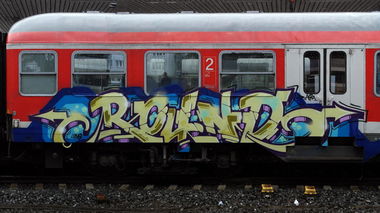 Graffiti Train - Photo by Mongole23 - round, cos