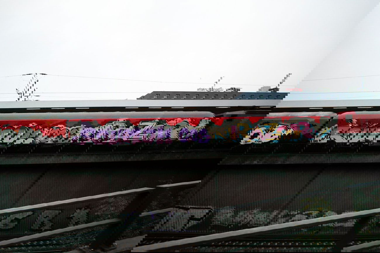 Graffiti Train - Photo by Mongole23 - round, razor