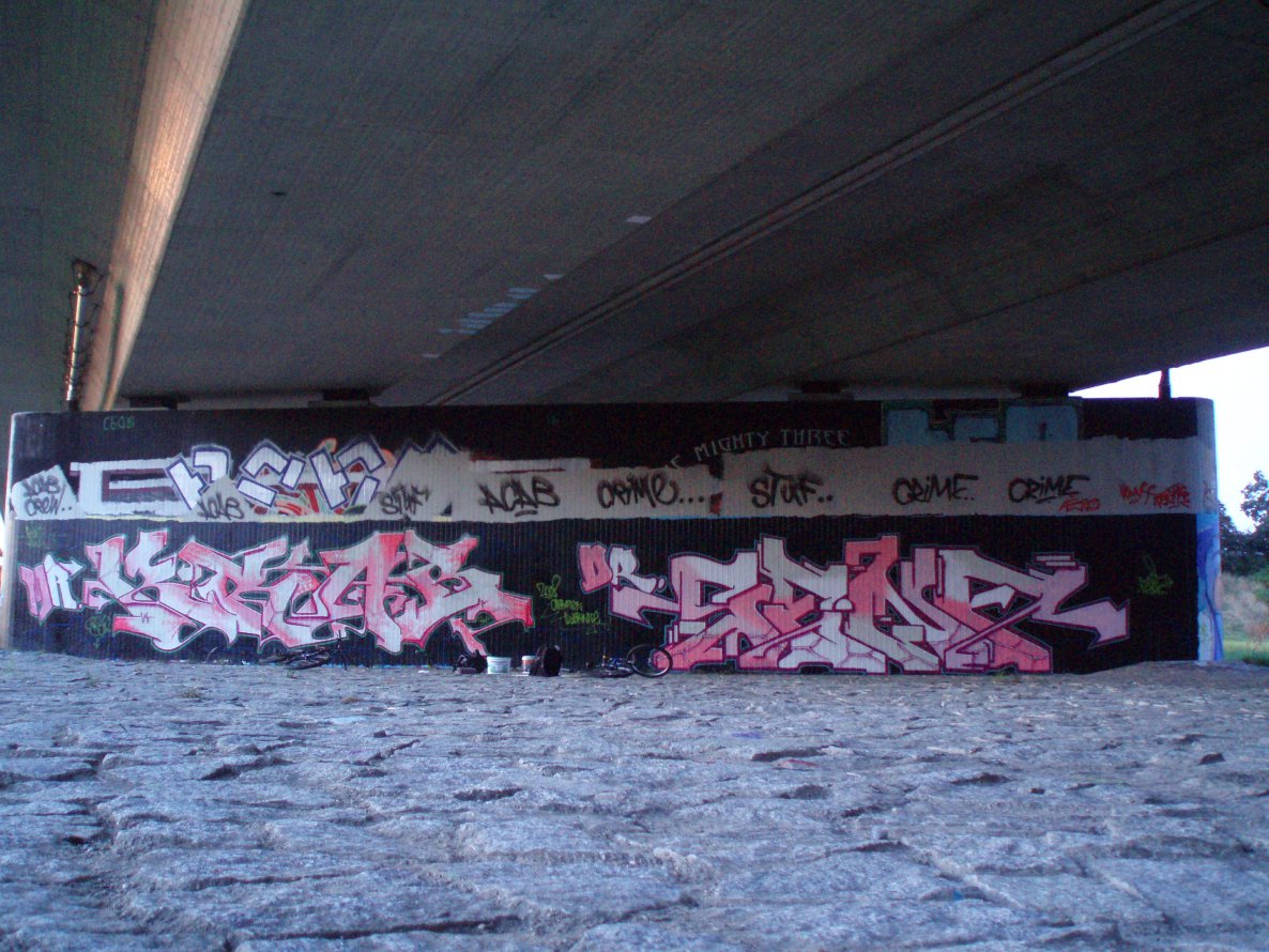 Graffiti in Dresden - Photo by MonsterGurkE - operation, fludi, mr.crab (2008)
