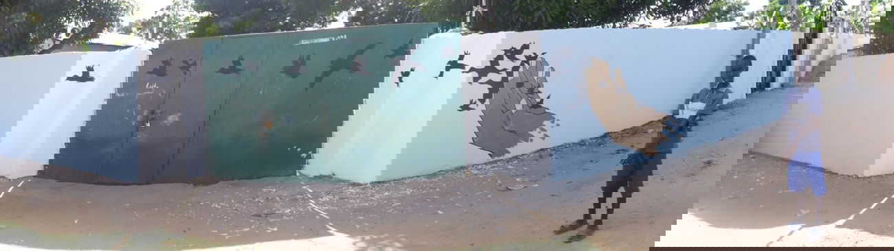 Graffiti Wall in Sukuta - Photo by Mopz - mopz, noc (2013)