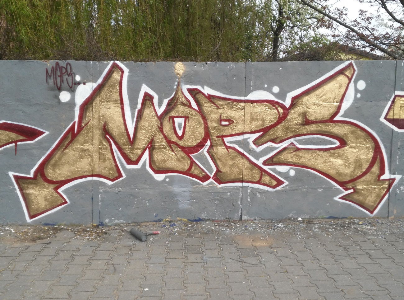 Graffiti Wall - Photo by Mopz - mops, gold