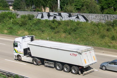 Graffiti Bombing - Photo by MrGraff - usk