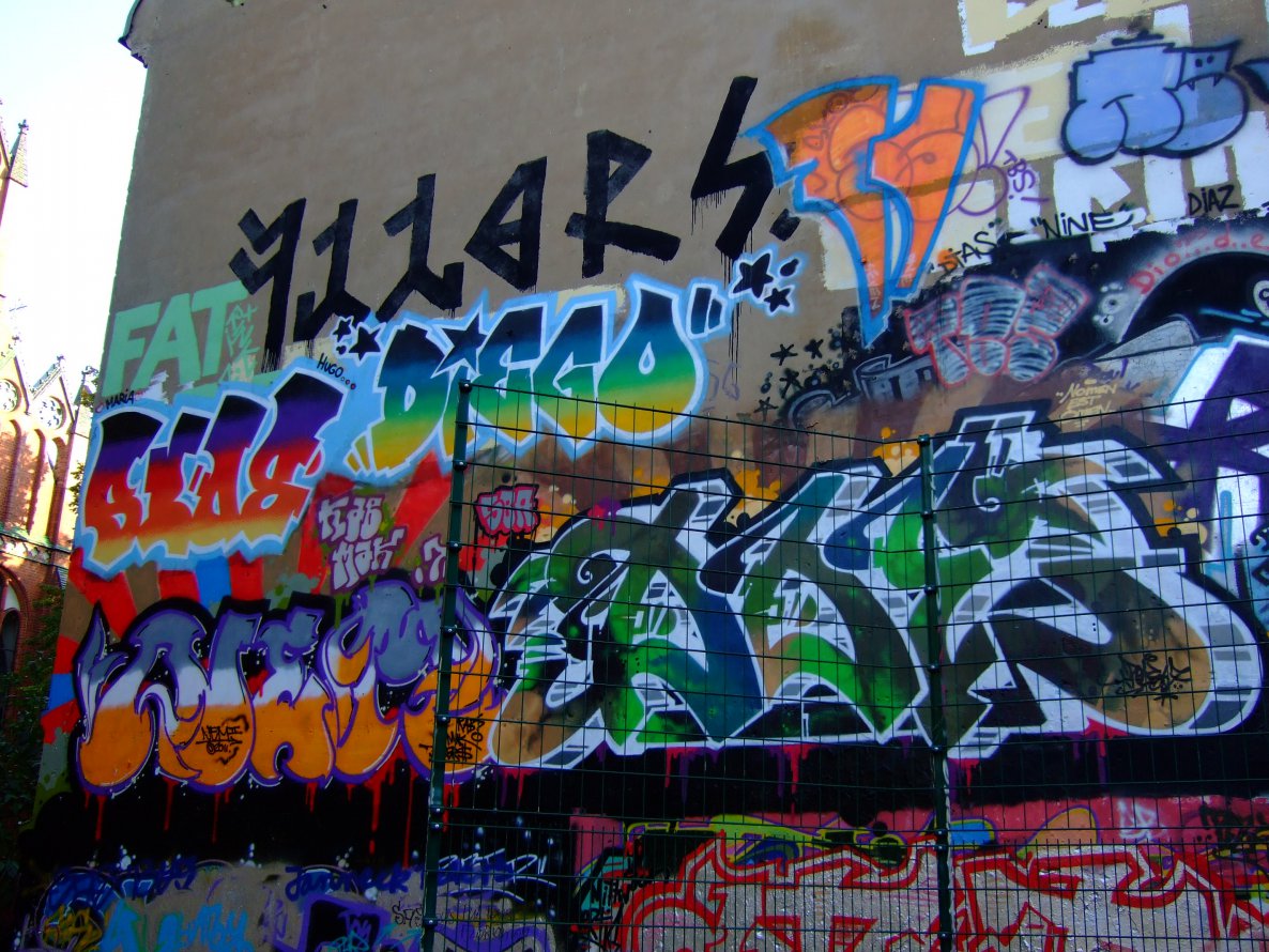 Graffiti Wall - Photo by MrJohnDoe - doe, nem2, diego (2011)