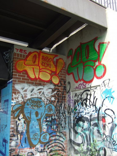 Graffiti Bombing - Photo by MrJohnDoe - pole67, pole, rezzo (2007)