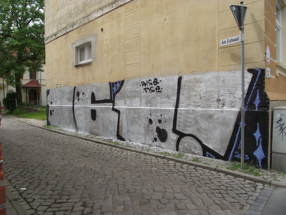 Graffiti Bombing - Photo by MrRise (2013)
