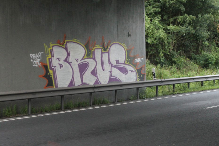 Graffiti Bombing in Münster - Photo by MuensterYo - Brus, Frust, ishe (2011)