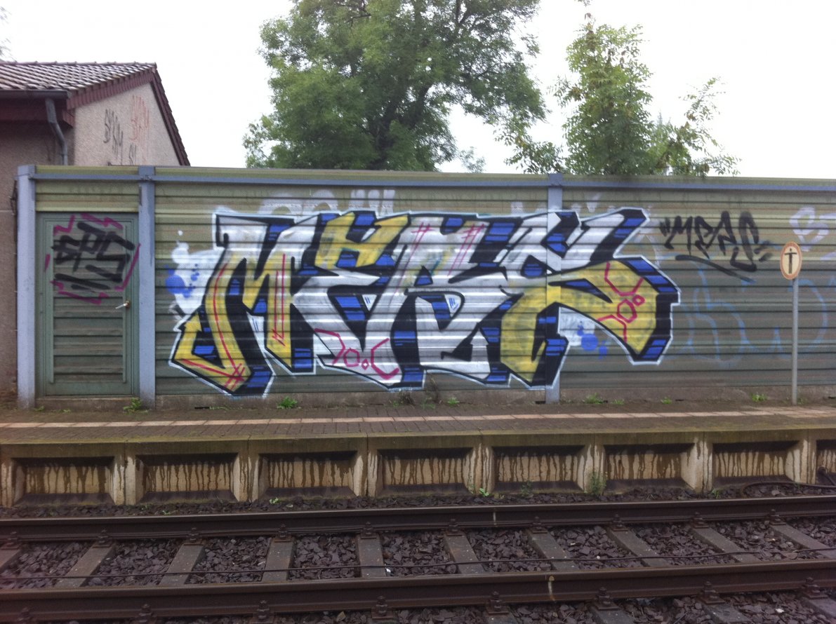 Graffiti Wall - Photo by MuvYaFet - gps, mers