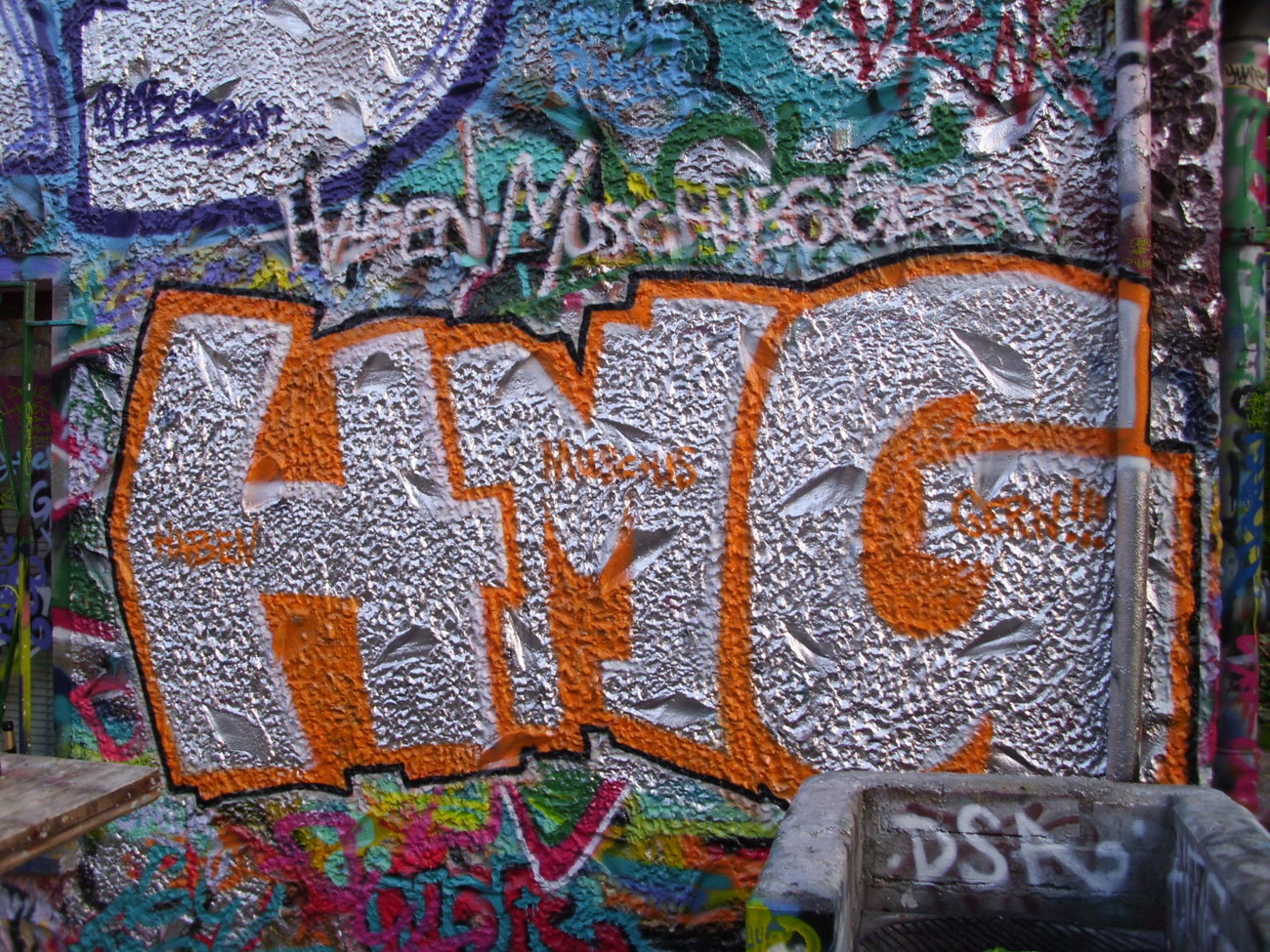 Graffiti Bombing in Berlin - Photo by N0NAME - HMG, HUMBUG