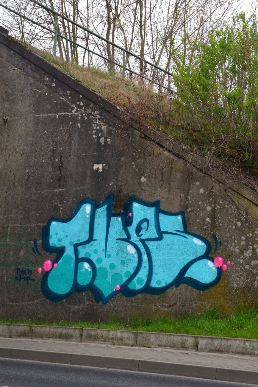 Graffiti Bombing in Frankfurt (Oder) - Photo by NOIIO3 - tups, tup, throwie (2016)