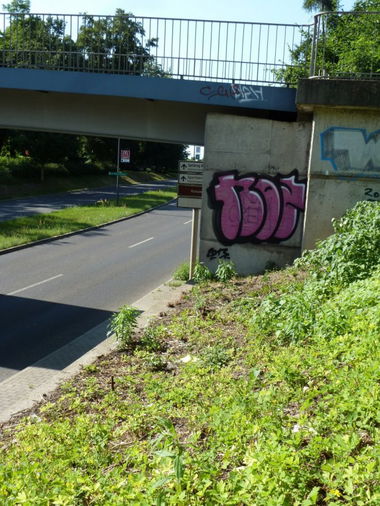 Graffiti Bombing - Photo by NOIIO3 - no2, numbertwo, nuber2 (2013)